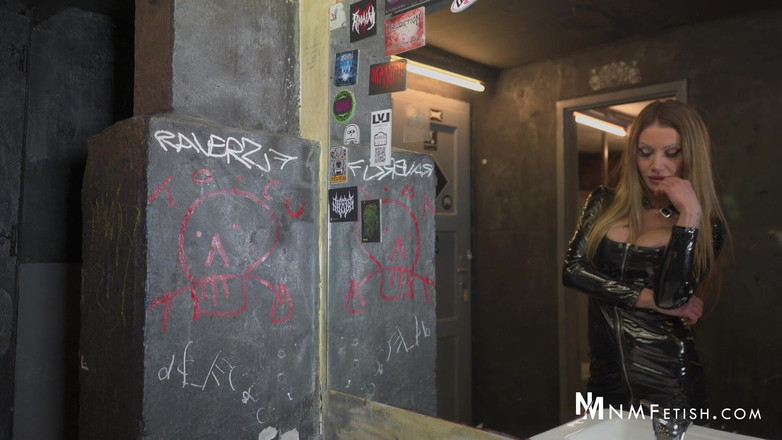 Nikky Thorne: 변기에서 오르가즘을 느끼는 Amy와 Tatjana