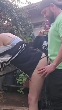 Follando a mi esposa en la fuente para que los nneighbours puedan mirar