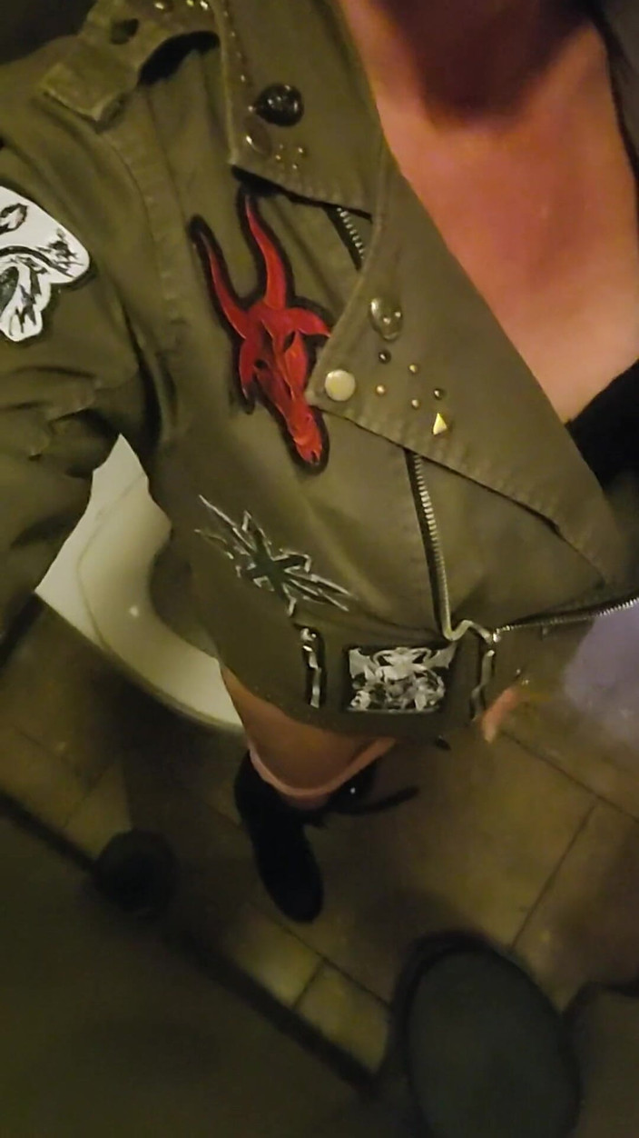 EliteLadyS: Самая возбужденная сексуальная милфа мастурбирует в ванной бара