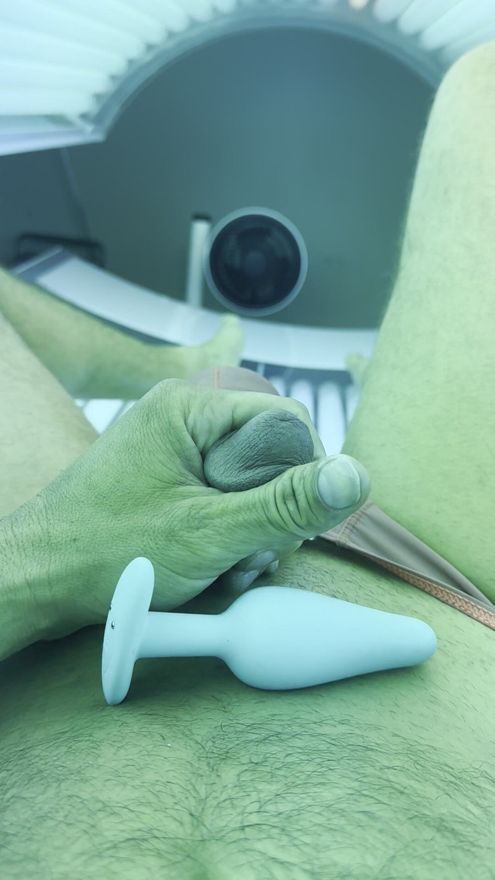 Gay slut for daddy: В солярии подтирают