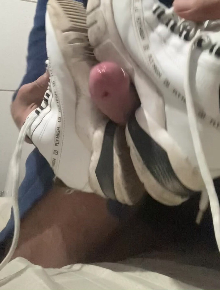 Sneakerfetish_BR: Scopando le sneaker della mia donna