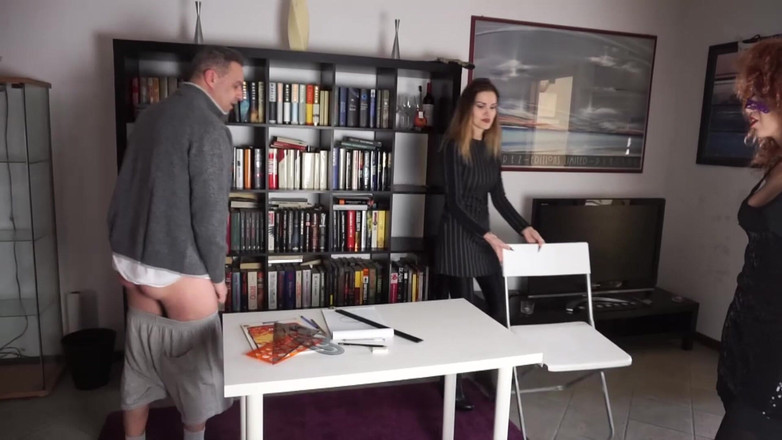 BDSM Deutschland: 노출 된 자지와 후장으로 놀리는 핫한 쓰리섬 도서관