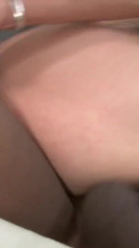 흑인 대물 자지에게 애널 따먹히는 거유의 핫한 갈색 머리