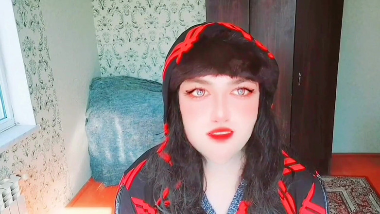 Kitty_Cross: Jucăușă Femboy aplecându-se înainte în fustă scurtă denim