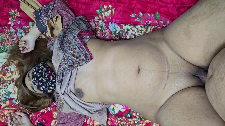 Faryal: Tante tetangga India ki chut pe pani nikala