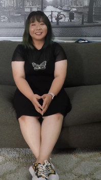 Cewek semok asia yang super sange ini lagi ngentot kedua lubangnya di depan kamera