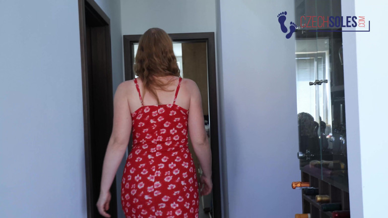 Czech Soles - foot fetish content: Pelirroja frotando sus propios pies doloridos