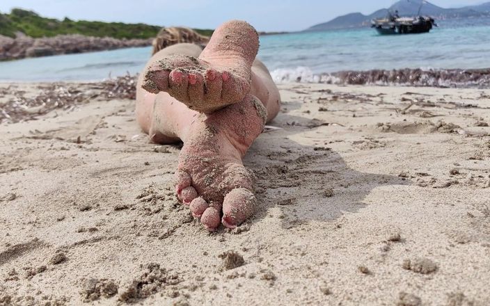 Goddess Lena: Couverte de sable et par dessus tout