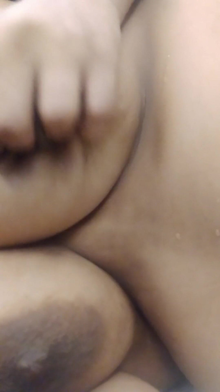 Aria Mia: 인도 마을 거유 짜기