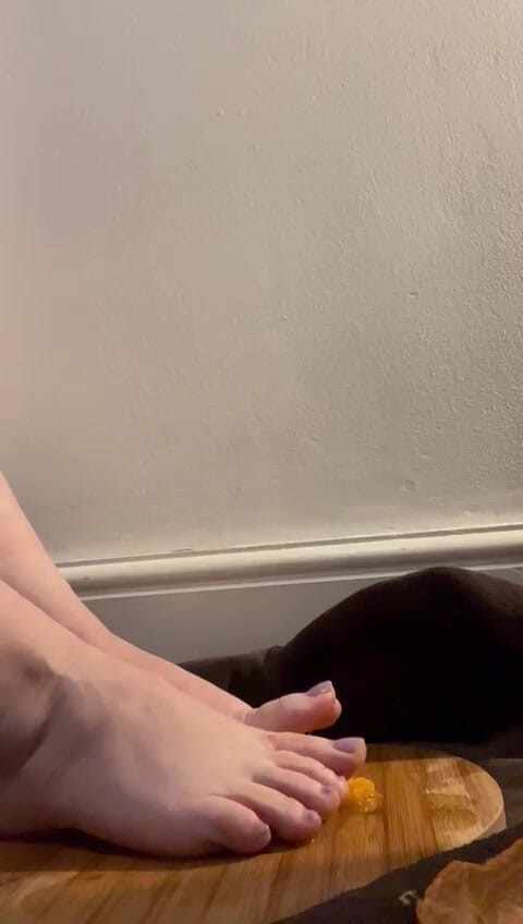 MeandMrs: Pés nus esmagando e laranja