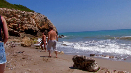 Double Penetration Party: Užívá si dva ptáky u moře, šukají všechny její díry