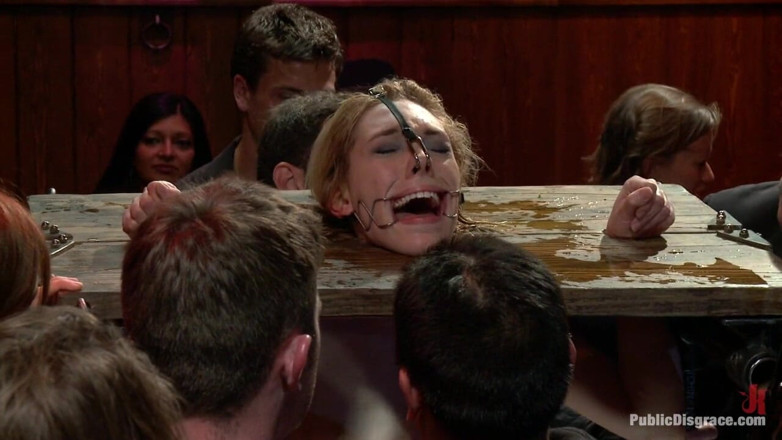 Public Disgrace by Kink: Si blonde berusia 20 tahun yang cantik dikongkek dan dihina