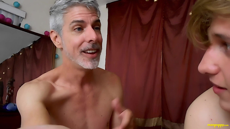 Man Puppy: nhỏ bé leo trên bạn trai khổng lồ