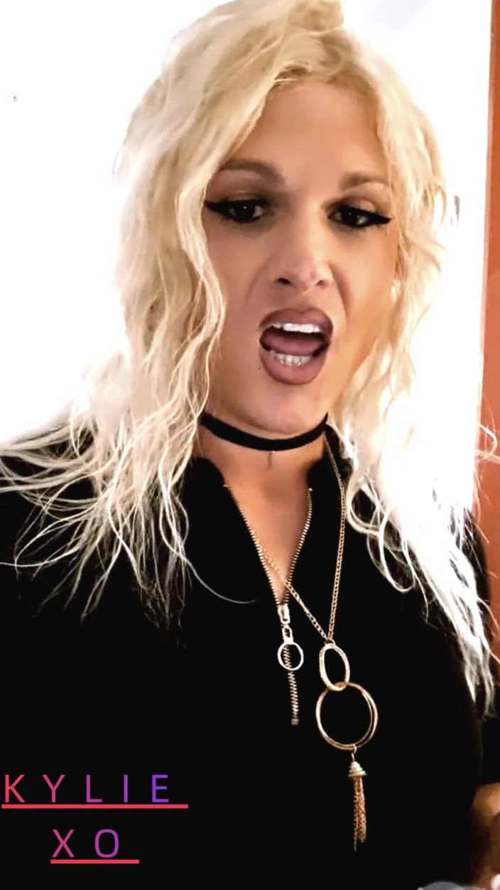 Darkfetish2k: Ona kouří a čeká na tvého ptáka