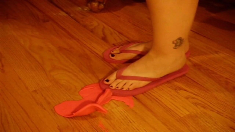 Sexy Amateurz: Playdough crushing