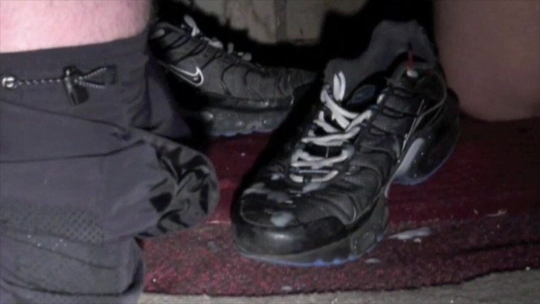 Sneaker gay: Mercato e sottomissione del piede dal suo amico etero