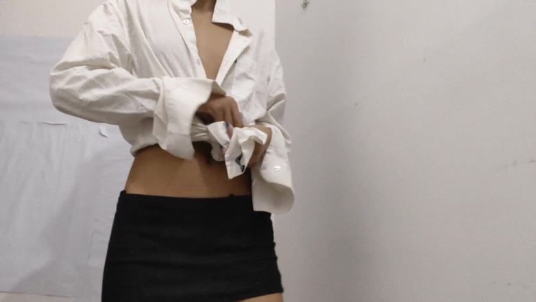 desigirl93: Desi ragazza indiana che mostra grandi tette con chiacchiere sporche...