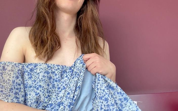 Pastelle Trash: Une trans s’amuse en solo dans une robe d’été