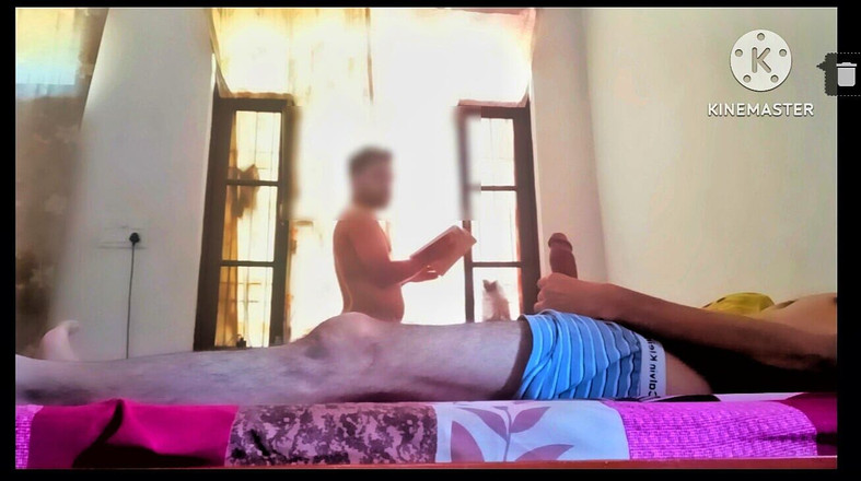 Desi__Panda: 룸메이트 앞에서 자지를 쳐다보고 자지를 보고 도와주는 Freind의 인도 학생