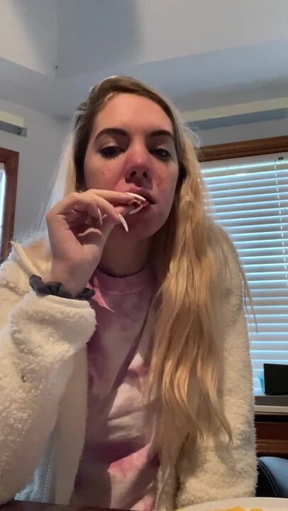 MissAlexiaC: Eating for 3 minutes