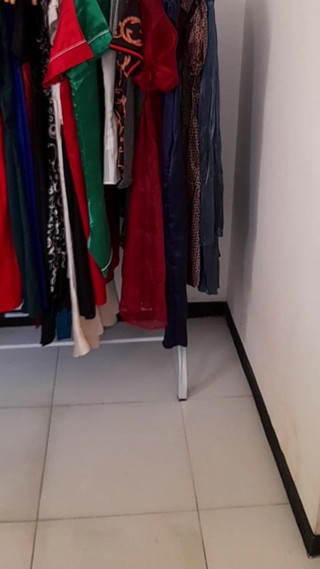 Naomisinka: Crossdressing vestindo blusa de cetim secretária e saia formal do...