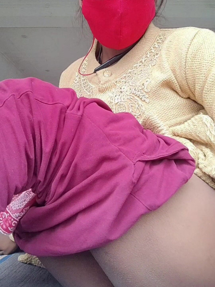 Anuttar: Une fille desi se masturbe avec une brinjal et gémit...