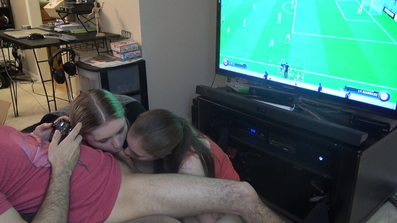 LustfulGeeks: Duplo boquete enquanto ele joga Fifa