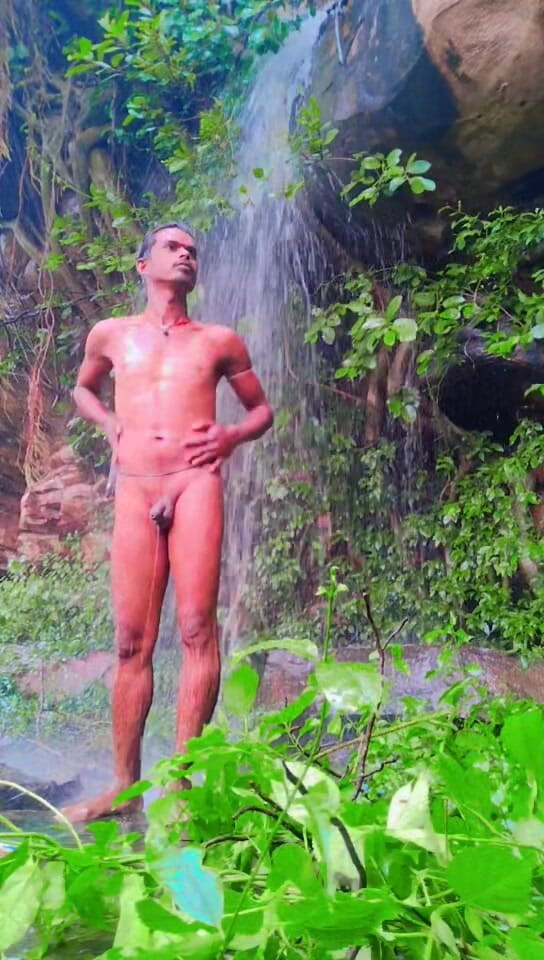 Babu sisodiya: Bañándose en cascada