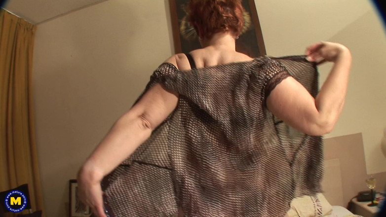 Mature NL: Wanita matang bertetek besar bermain dengan pepek merah jambunya