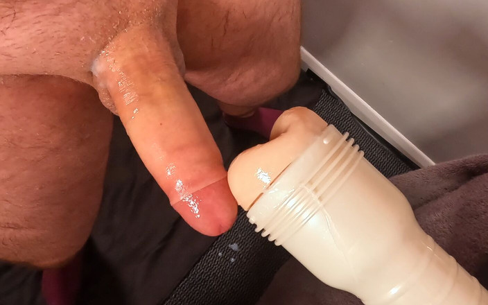The Perfect Cock: Táta medvěd buší do svého nového zadku Fleshlightlight Butthole