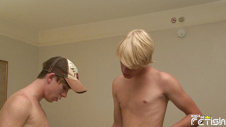 Gay Diaries: Збуджений чувак смокче двох друзів великими членами і ковтає сперму