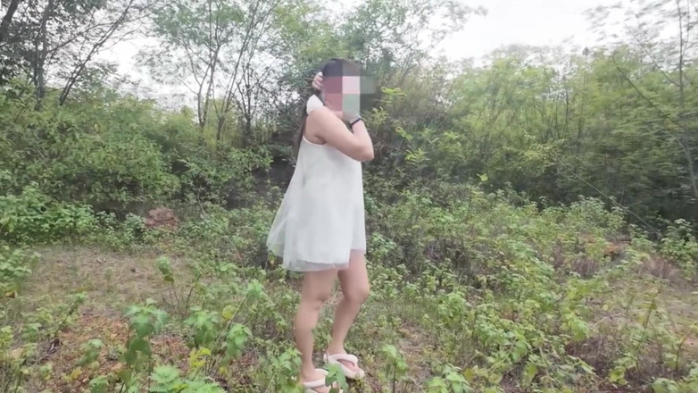 RealThaiSolo: Chica tailandesa caminando en la jungla tailandesa en público al...
