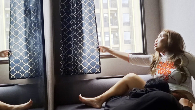 momi_itha_: 아내가 재택근무를 하는 동안 끼어들고 그녀와 성관계를 가졌어요