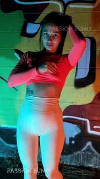 Sexy Veřejné Obnažování a Neonová Noční Zábava