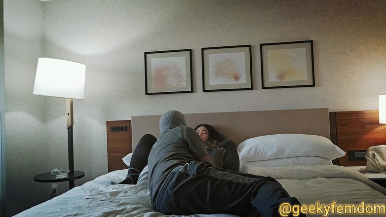 Geeky Femdom: स्पाइडर वेन गुलाम को दंडित करती है