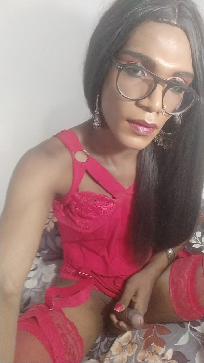 Keerthanakeerthi95: Indisch mietje travestiet melkt in netkousen op Eerste Kerstdag