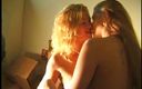 VOP Porno: Две симпатичные лесбиянки трахают друг друга в такси и в комнате