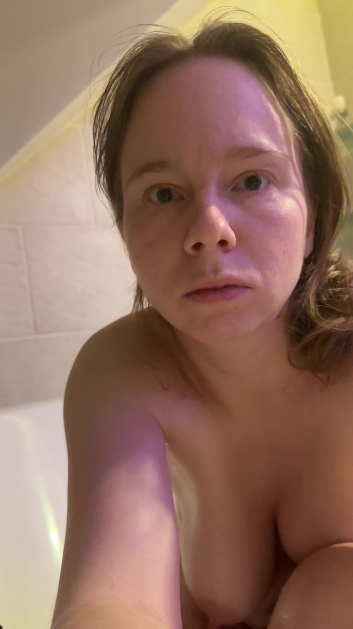 SweetLucy96: Svlečený v koupelně