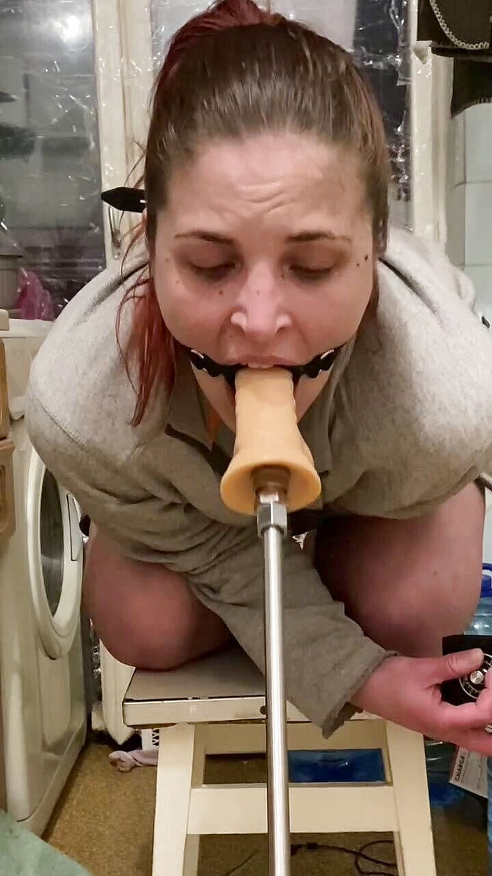 Elena917: máquina de foder através de um anel da boca