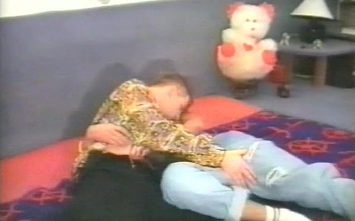 Gay RetroX VHS: Pożądliwi faceci body play # 4