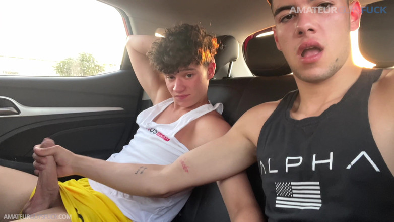 Amateur Guys Fuck: AGF:見てよ、Uberで友達をしゃぶってるんだ!