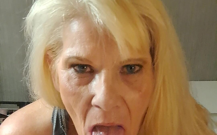 Milf-T: Deepthroat57 blowjob sudut pandangan pertama