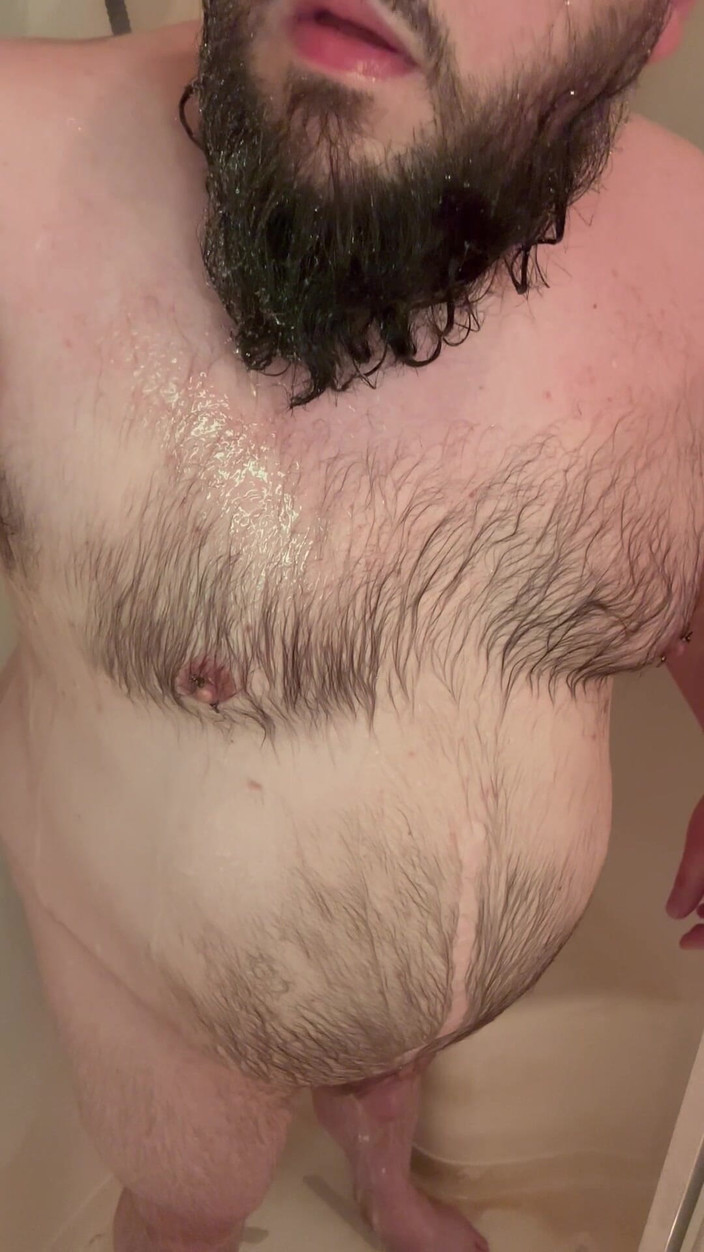 Chubby Freak: Pulchny tata bierze prysznic i czyści dildo i blowjob toy