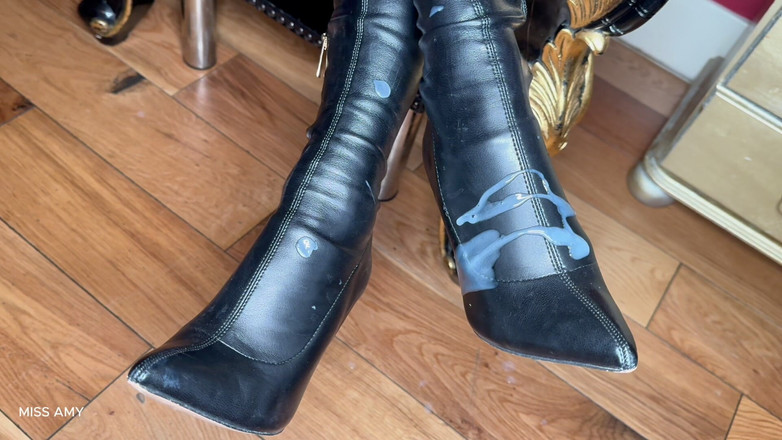 MissAmySamuels: Mănâncă spermă din cizmele mele CEI