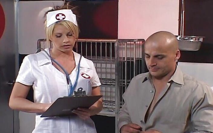 Lovers Of Vintage: Amerikanische MILF-krankenschwester mit perfektem körper wurde vom patienten anal penetriert