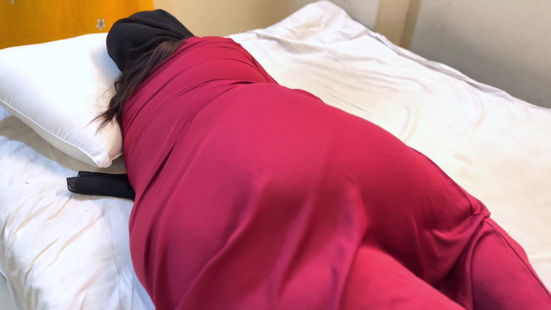 Aria Mia: Faslı ateşli Müslüman güzel üvey anne otel yatağı paylaşımı istiyor!