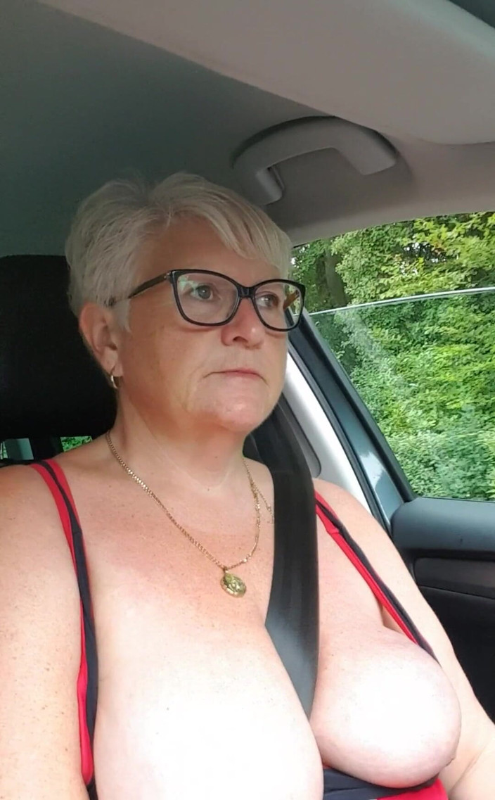 Uk Joolz: Nakna bröst under körning!