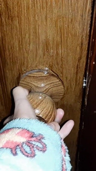 Aku mendengar erangan ibu tiriku saat masturbasi di toilet dan mulai menontonnya
