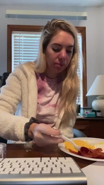 MissAlexiaC: Eating for 3 minutes