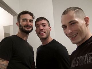 Gaybareback: Ricco Fataleは、ベルリンの彼のホテルでストレートによって生ハメ犯さ